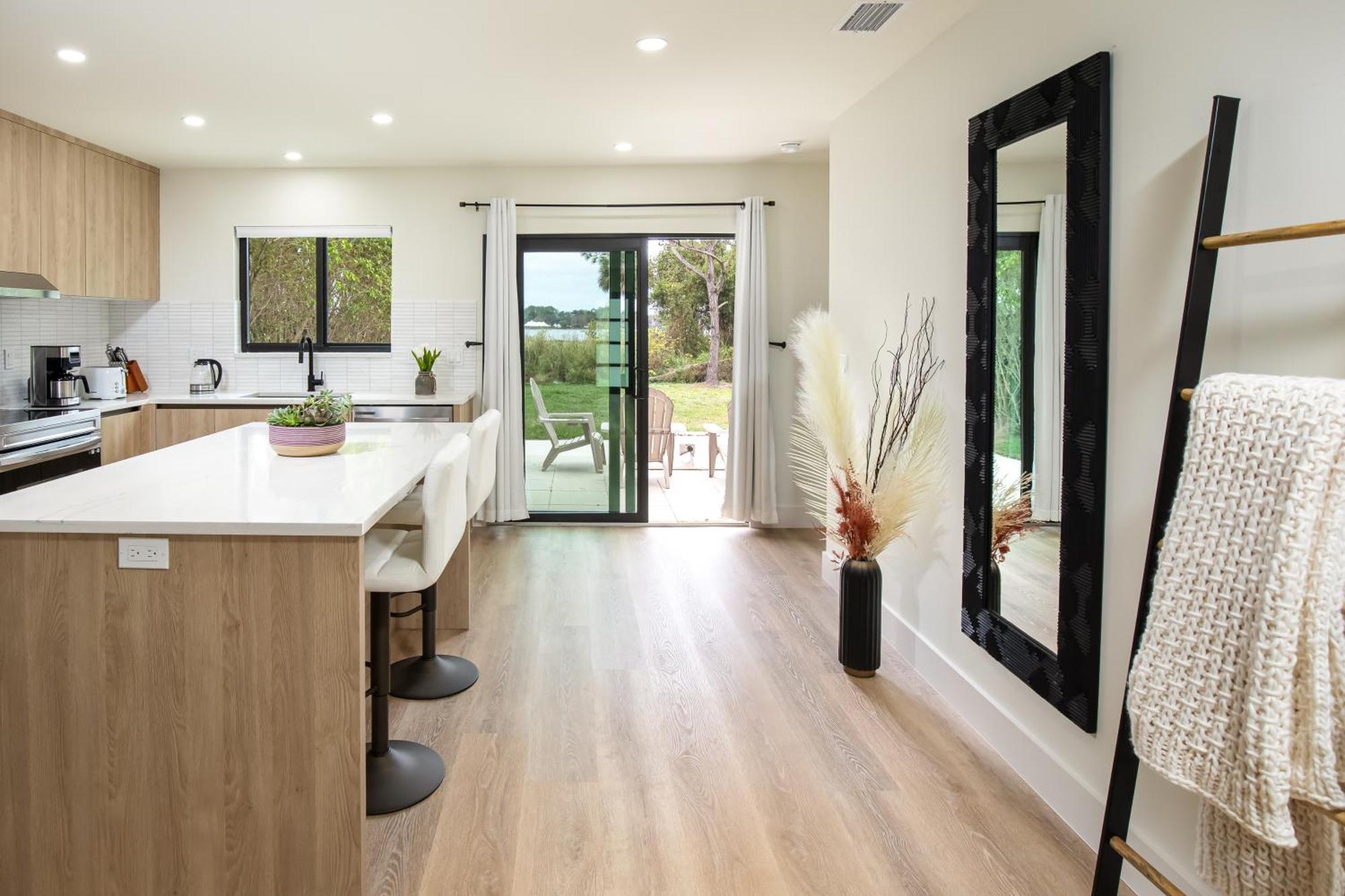 Black Vanilla - Stylish Symphony 3Miles Downtown North North Naples Екстериор снимка